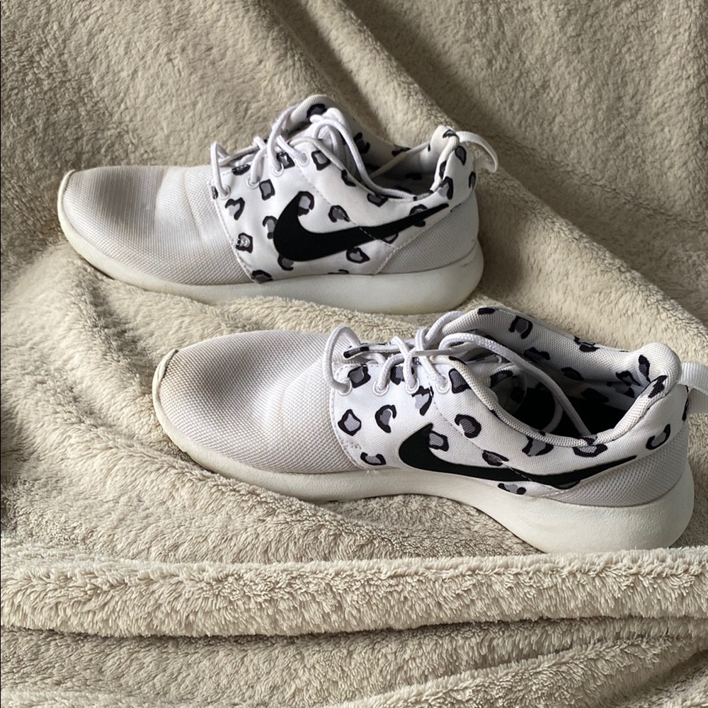 Nike White and Black Patterned Sneakers